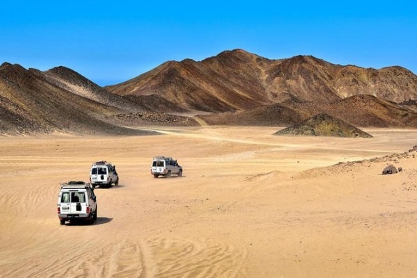 Desert Majesty: The Ultimate Jeep Safari Experience